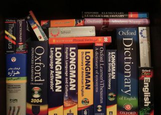 دیکشنری یا فرهنگ لغت ابزار بسیار مهمی برای آموزش زبان انگلیسی می باشد. یک دیکشنری خوب می تواند در درست یادگیری لغات انگلیسی و اصطلاحات به شما کمک چشم گیری..